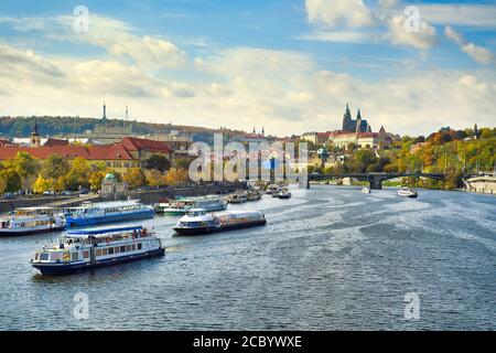 Viele Touristenboote segeln im Herbst auf den Flüssen der Altstadt in praha, prag tschechien. Stockfoto