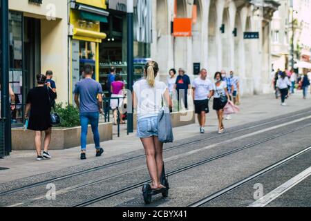 Reims Frankreich August 15, 2020 Blick auf nicht identifizierte Menschen Rollen mit einem Elektroroller in den Straßen von Reims, Betrieb mit einem kleinen Dienstprogramm inte Stockfoto