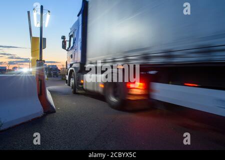 Uhrsleben, Deutschland. August 2020. Ein LKW fährt zur Schranke des Parkplatzes am Autohof Uhrsleben. (Zu dpa 'LKW-Parkplätze für die Nacht - mit der Morgendämmerung kommt die Angst') Quelle: Klaus-Dietmar Gabbert/dpa-Zentralbild/dpa/Alamy Live News Stockfoto