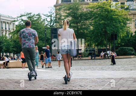 Reims Frankreich August 15, 2020 Blick auf nicht identifizierte Menschen Rollen mit einem Elektroroller in den Straßen von Reims, Betrieb mit einem kleinen Dienstprogramm inte Stockfoto