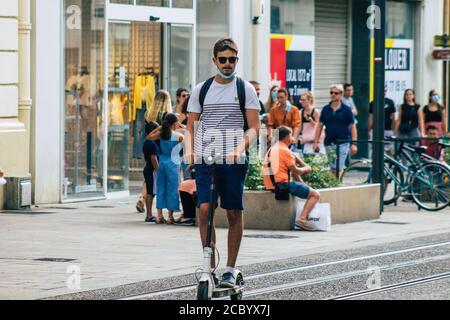 Reims Frankreich August 15, 2020 Blick auf nicht identifizierte Menschen Rollen mit einem Elektroroller in den Straßen von Reims, Betrieb mit einem kleinen Dienstprogramm inte Stockfoto