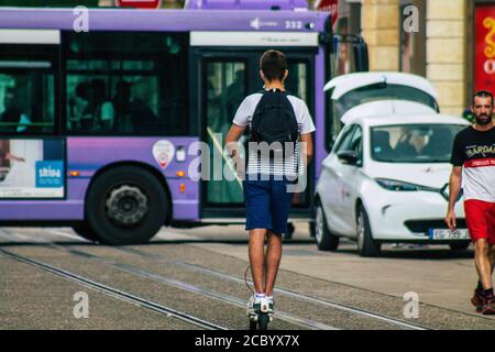 Reims Frankreich August 15, 2020 Blick auf nicht identifizierte Menschen Rollen mit einem Elektroroller in den Straßen von Reims, Betrieb mit einem kleinen Dienstprogramm inte Stockfoto