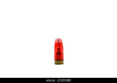 Dry Fire Training auf weißem Hintergrund werden gefälschte Kugeln aus rotem Kunststoff für Schießübungen verwendet. Stockfoto