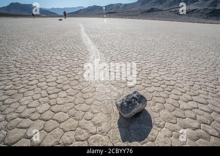 Die berühmten Segelsteine der Rennstrecke im Death Valley National Park, Kalifornien. Lange Zeit war es ein Rätsel, wie sie sich bewegten und Spuren hinterließen. Stockfoto