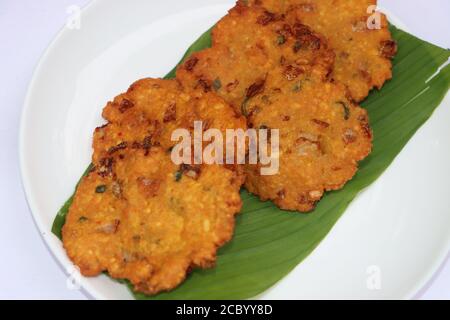 Dal vada oder Dal Pakoda oder Parippu Vada oder Paruppu Vadai, frittierte Snacks herzhaftes Essen aus Südindien in Kokosöl gebraten, Tea Time Snack Stockfoto