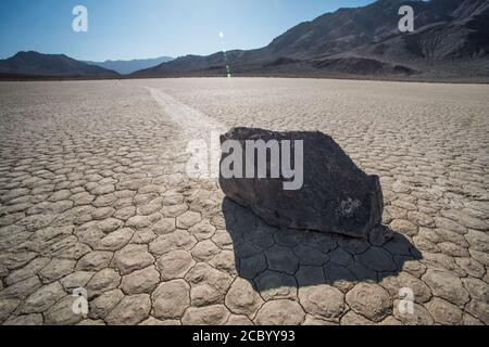 Die berühmten Segelsteine der Rennstrecke im Death Valley National Park, Kalifornien. Lange Zeit war es ein Rätsel, wie sie sich bewegten und Spuren hinterließen. Stockfoto