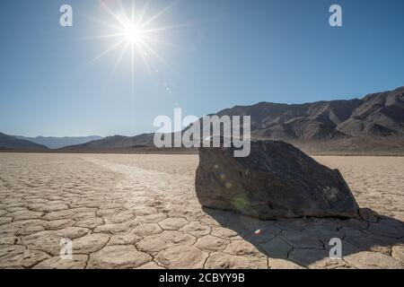 Die berühmten Segelsteine der Rennstrecke im Death Valley National Park, Kalifornien. Lange Zeit war es ein Rätsel, wie sie sich bewegten und Spuren hinterließen. Stockfoto