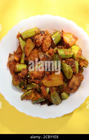 Aloo parwal trockene Subjei, spitzes Kürbis Curry, indische traditionelle Küche Stockfoto