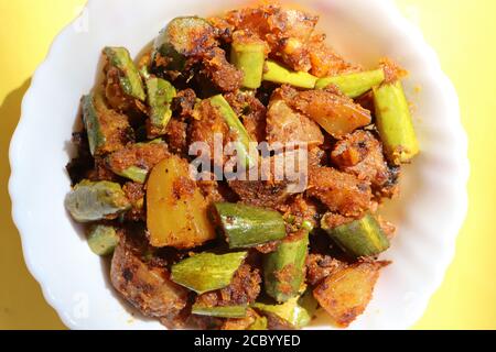 Aloo parwal trockene Subjei, spitzes Kürbis Curry, indische traditionelle Küche Stockfoto