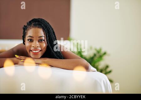 Glückliche Frau im Spa-Salon Stockfoto