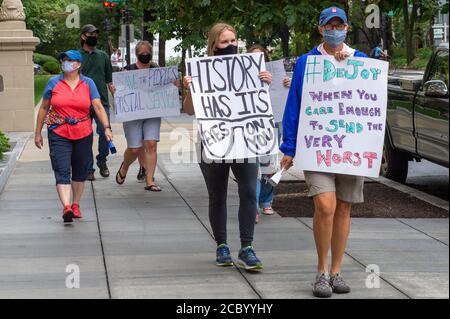 Washington, USA. August 2020. Eine Gruppe von Demonstranten protestiert vor dem Haus des amerikanischen Postbosses DeJoy. DeJoy, der von US-Präsident Trump ernannt wurde, initiierte ein Sparprogramm, indem er Sortiermaschinen und Briefkästen demontierte. Kritiker befürchten, dass die Schritte die Abstimmung per Brief bei den Präsidentschaftswahlen im November beeinflussen könnten. Quelle: Andrej Sokolow/dpa/Alamy Live News Stockfoto