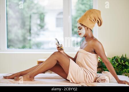Junge Frau genießen Spa-Tag Stockfoto