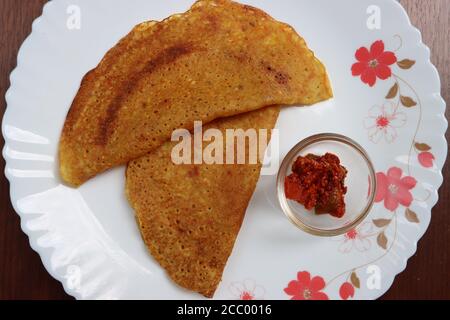 Adai Dosa, Linsen Dosa, eine knusprige, goldene Dosa, die aus einem Teig aus Reis und gemischten Dals hergestellt wird Stockfoto