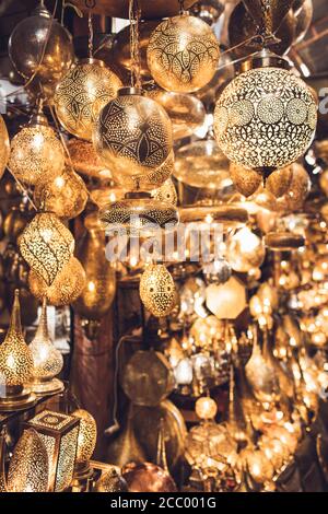 Traditionelle marokkanische Souvenir-Lampen auf lokalen Markt Souk in Marrakesch Medina. Handarbeit, verschiedene Formen. Stockfoto
