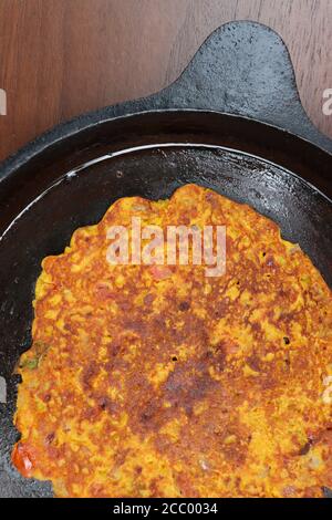 Tomate Omelette, ist ein Frühstück Pfannkuchen vor allem in Maharashtra zubereitet.die Hauptzutat sind gram Mehl und Tomaten, grüne Chili, Korianderblätter Stockfoto