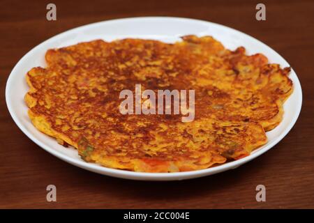 Tomate Omelette, ist ein Frühstück Pfannkuchen vor allem in Maharashtra zubereitet.die Hauptzutat sind gram Mehl und Tomaten, grüne Chili, Korianderblätter Stockfoto