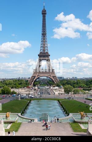 Eiffelturm, Paris, Frankreich und Fontaine du Jardins du Trocadero Stockfoto