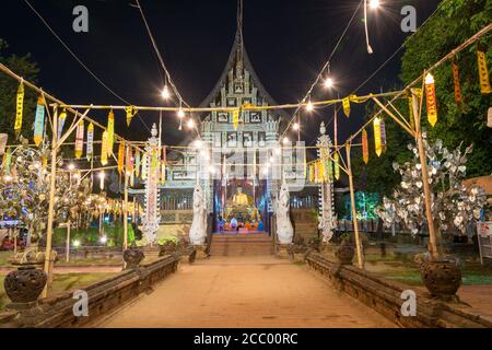 Nachtansicht im Wat Lok Moli in Chiang Mai, Thailand. Es ist nicht bekannt, wann der Tempel gebaut wurde, aber es wird zum ersten Mal in einer Charta in AD 1367 erwähnt. Stockfoto