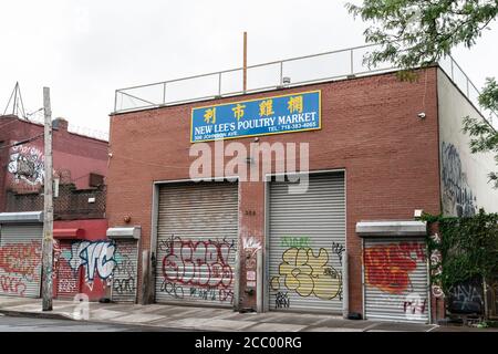 New York, NY - 16. August 2020: Allgemeine Ansicht von New Lees lebendem Geflügelmarkt auf der Johnson Avenue in Brooklyn Stockfoto