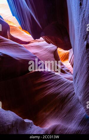 Malerische, formlose, farbenfrohe Kunst der Naturlandschaften in Lower Antelope Canyon in Page Arizona mit hellen Sandsteinen in schuppigen gestapelt Feuer Wellen i Stockfoto