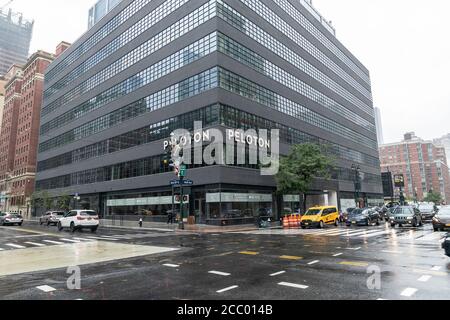 New York, Usa. August 2020. Allgemeine Ansicht des Hauptquartiers des Pelotons in Manhattan in New York am 16. August 2020. Unternehmen kann bald vor Konkurrenz von Apple. Aufgrund der Pandemie machen viele Menschen zu Hause Training und der Pelotonbestand stieg in diesem Jahr um mehr als 120%. Es wird erwartet, dass Apple zu Hause Fitness mit neuen Updates auf Software und Hardware in diesem Herbst einführen wird. (Foto von Lev Radin/Sipa USA) Quelle: SIPA USA/Alamy Live News Stockfoto