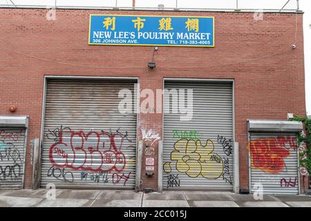 New York, Usa. August 2020. Allgemeine Ansicht von New Lees lebendem Geflügelmarkt auf Johnson Avenue in Brooklyn in New York am 16. August 2020. Viele dieser Märkte funktionieren weiterhin, obwohl Gouverneur Cuomo Moratorium für lebende Geflügelmärkte in einem Umkreis von 1,500 Fuß von Wohngebäuden in New York City. (Foto von Lev Radin/Sipa USA) Quelle: SIPA USA/Alamy Live News Stockfoto