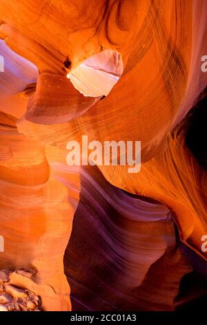 Reizvolle Spiel von Licht und Farbe auf der wunderschönen Twisted bunten Sandstein Wellen der Lower Antelope Canyon in Arizona Seite Stadt bezaubert everyo Stockfoto