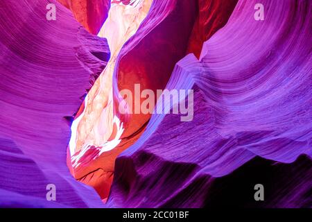 Malerische, formlose, farbenfrohe Kunst der Naturlandschaften in Lower Antelope Canyon in Page Arizona mit hellen Sandsteinen in schuppigen gestapelt Feuer Wellen i Stockfoto