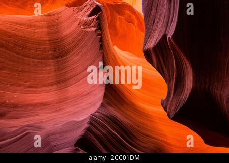 Reizvolle Spiel von Licht und Farbe auf der wunderschönen Twisted bunten Sandstein Wellen der Lower Antelope Canyon in Arizona Seite Stadt bezaubert everyo Stockfoto