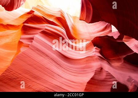 Jeder Tourist träumt davon, den berühmten Sandstein zu besuchen Schuppige Brandwellen in einem schmalen Sandlabyrinth Lower Antelope Canyon in Page Ariz Stockfoto