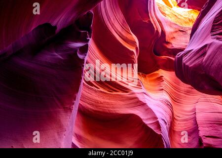 Jeder touristische Traum, in diese unterirdische Welt von zu bekommen Labyrinths Slot des Lower Antelope Canyon in Page Arizona geschnitzt Durch Wasser in Sandstein fo Stockfoto