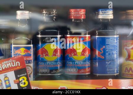 Bangkok, Thailand - 1. August 2020 : Thai-Version von Red Bull Energy Drinks im Kühlschrank des 7-Eleven. Stockfoto