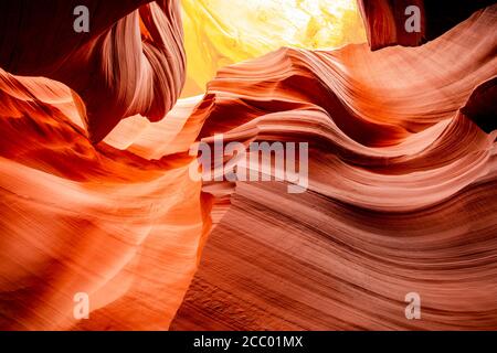 Geheimnisvoller Lower Antelope Canyon in Page Arizona mit Naturlandschaften Von hellen Sandsteinen in flackigen Brandwellen in einem gestapelt Schmales sandiges Labyrinth Stockfoto