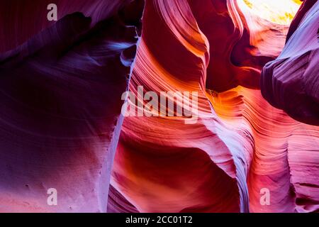 Geheimnisvoller Lower Antelope Canyon in Page Arizona mit Naturlandschaften Von hellen Sandsteinen in flackigen Brandwellen in einem gestapelt Schmales sandiges Labyrinth Stockfoto