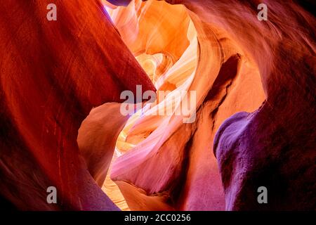 Geheimnisvoller Lower Antelope Canyon in Page Arizona mit Naturlandschaften Von hellen Sandsteinen in flackigen Brandwellen in einem gestapelt Schmales sandiges Labyrinth Stockfoto