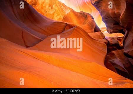 Reizvolle Spiel von Licht und Farbe auf der wunderschönen Twisted bunten Sandstein Wellen der Lower Antelope Canyon in Arizona Seite Stadt bezaubert everyo Stockfoto