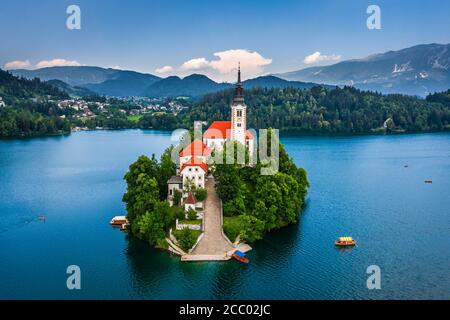 Der See von Bled, Slowenien - Luftbild des schönen Sees Bled (Blejsko Jezero) mit der Wallfahrtskirche Mariä Himmelfahrt der Maria auf einer kleinen Insel mit Stockfoto
