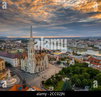 Budapest, Ungarn - Flugdrohne Blick auf die schöne Matthias Kirche am Morgen mit Fischerbastei (Halaszbastya) und Parlament von Ungarn Stockfoto