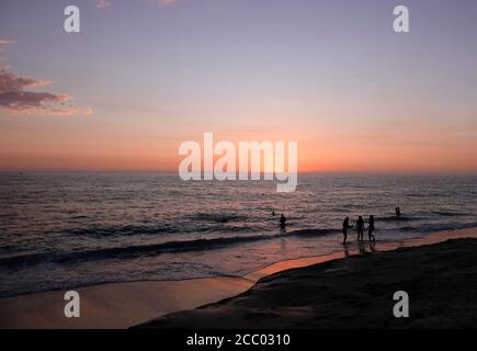 San Diego, Kalifornien, USA. August 2020. Die Sonne untergeht vor der Küste von Windansea Beach in La Jolla während einer Rekordwärmewelle, die den Südwesten der Vereinigten Staaten überflutet hat. Kredit: K.C. Alfred/ZUMA Wire/Alamy Live News Stockfoto