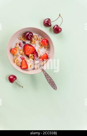 Müsli mit frischen Früchten und Joghurt.Haferbrei mit frischen Erdbeeren und Kirschen.Naturjoghurt mit frischen Beeren und Müsli. Gesundes Dessert.gesund Stockfoto