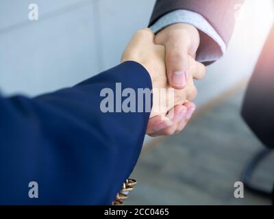 Geschäftsmann und Geschäftsfrau schütteln die Hände. Nahaufnahme Handschlag zwischen Geschäftsleuten. Teamarbeit, Begrüßung oder Dank Geste, Partner Stockfoto