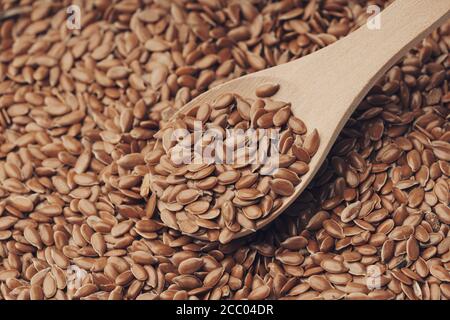 Leinsamen Leinsamen auf Holzlöffel. Gesunde Ernährung zur Vorbeugung von Herzkrankheiten und Übergewicht Stockfoto