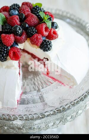 Pawlova Kuchen. Dessert zum Frühstück. Stockfoto