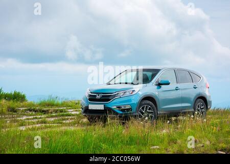 Mnt. runa, ukraine - JUN 22, 2019: honda cr-V suv auf einem Betonpflaster. Zuverlässiges Familienfahrzeug-Konzept. Schlechtes bewölktes Wetter. Stockfoto