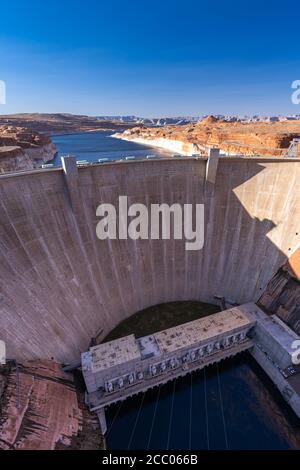 Glen Canyon Dam mit Lake Powell in der Wüste ländlichen Gegend von Page Stadt Arizona, USA. USA Landmark Umwelt Wasserressourcen Reservoir an Stockfoto