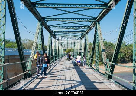Pai Historical Bridge (Pai Memorial Bridge) in Pai, Mae Hong Son Provinz, Thailand. Die Gedenkbrücke wurde im Jahre 1942 während des Zweiten Weltkriegs gebaut Stockfoto