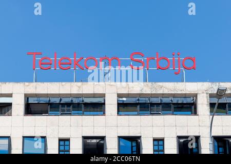 BELGRAD, SERBIEN - 21. JULI 2020: Telekom Srbija Logo auf ihrem Hauptsitz in Belgrad Stockfoto