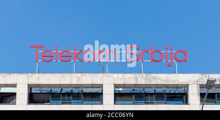 BELGRAD, SERBIEN - 21. JULI 2020: Telekom Srbija Logo auf ihrem Hauptsitz in Belgrad Stockfoto