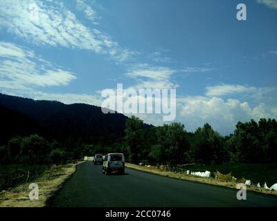 Eine schöne Orte Fahrzeuge Straßen Himmel Hügel, suchen Sie immer nach einem Ort, der von landschaftlicher Schönheit sowie Nacht umgeben ist. Das beste Nachtleben Stockfoto