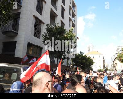 Beirut, Libanon - 8. August 2020: Märtyrerplatz während der libanesischen Revolution nach der Explosion, gegen die aktuelle Regierung und gegen corrupti Stockfoto